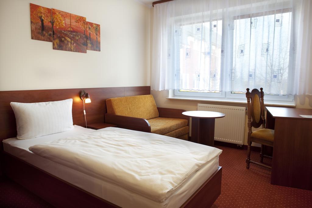 Hotel Podroznik Koszuty Exterior photo
